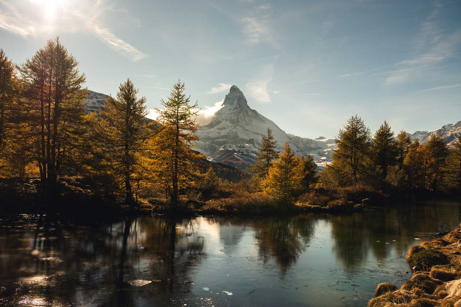 Panorama di montagna con lago in Italia